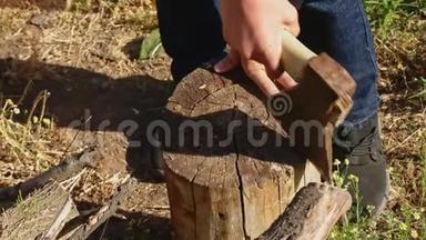男孩在农场里用木斧干活
